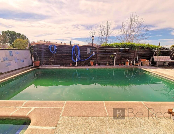 EN VENTA CHALET PAREADO CON PISCINA, EN VILLANUEVA DE LA CAÑADA (MADRID).