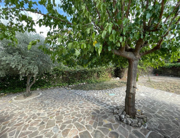 EN ALQUILER VACACIONAL, CHALET PAREADO CON PISCINA COMUNITARIA EN EL CENTRO URBANO DE VILLANUEVA DE LA CAÑADA.