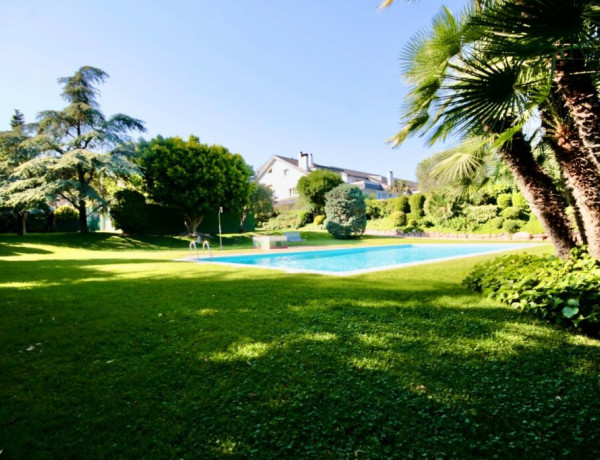 Casa en Pedralbes con vistas al mar, de 650m2aprox.,jardín privado y zona comunitaria con piscina.