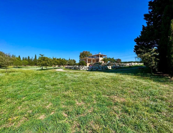 Casa unifamiliar con gran terreno muy cerca de Figueres