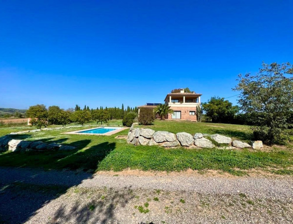 Casa unifamiliar con gran terreno muy cerca de Figueres