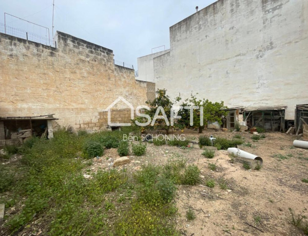 Solar urban  de 211 m² que hace esquina en pleno centro de Ciutadella
