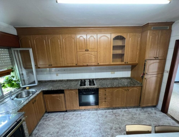 OPORTUNIDAD!!! CASA de 6 dormitorios y 2 baños a la venta a 15 minutos de Santiago de Compostela