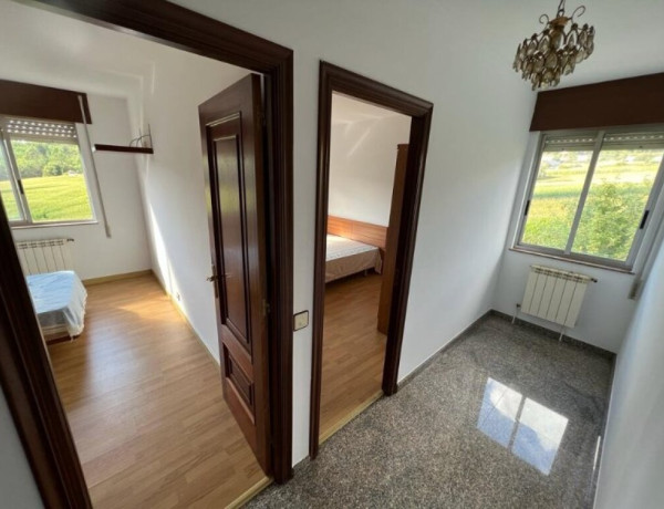 OPORTUNIDAD!!! CASA de 6 dormitorios y 2 baños a la venta a 15 minutos de Santiago de Compostela