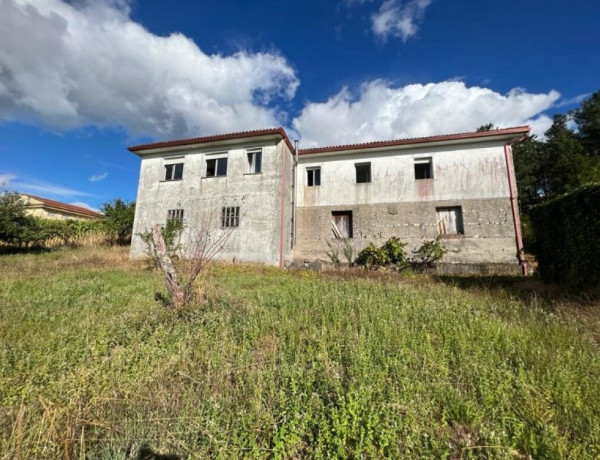 OPORTUNIDAD!!! CASA de 6 dormitorios y 2 baños a la venta a 15 minutos de Santiago de Compostela