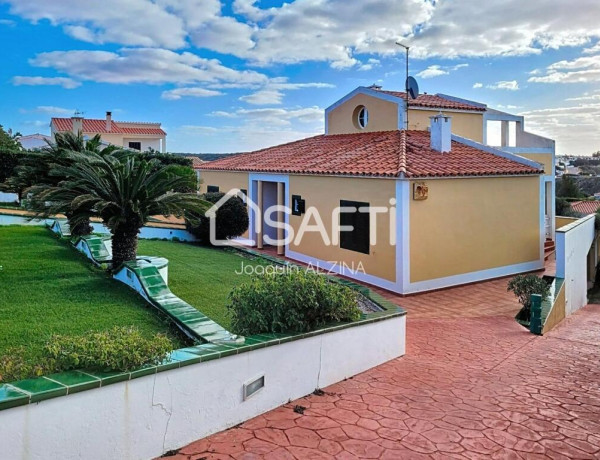 Casa unifamiliar con piscina y licencia turística.