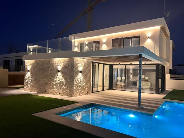 Casa o chalet independiente en venta en avenida Torrevieja Mz II, 27