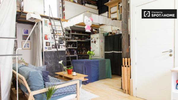 Habitación ordenada en apartamento de 3 dormitorios en Lavapiés, Madrid