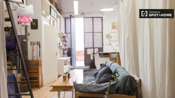 Habitación ordenada en apartamento de 3 dormitorios en Lavapiés, Madrid