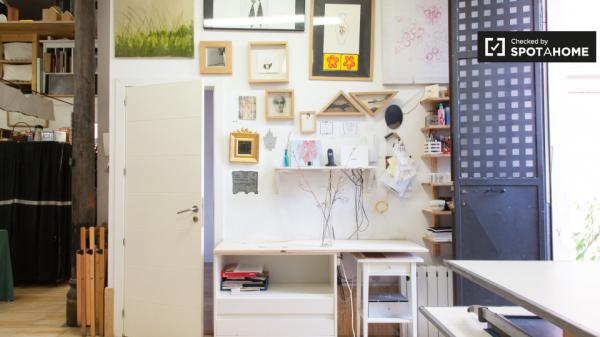 Habitación ordenada en apartamento de 3 dormitorios en Lavapiés, Madrid