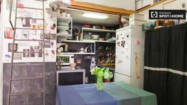 Habitación ordenada en apartamento de 3 dormitorios en Lavapiés, Madrid