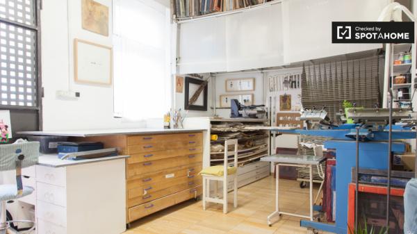 Habitación ordenada en apartamento de 3 dormitorios en Lavapiés, Madrid