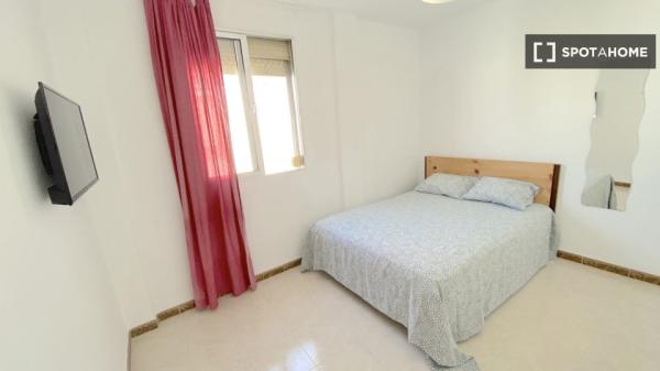 Luminosa habitación con cama de matrimonio equipada para estudiantes