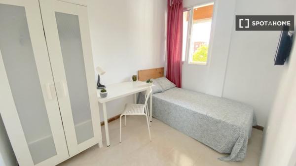 Luminosa habitación con cama de matrimonio equipada para estudiantes