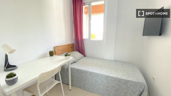 Luminosa habitación con cama de matrimonio equipada para estudiantes