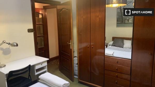 Rooms for rent in 3-bedroom apartment in Bilbao