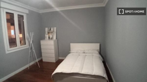 Aluga-se quarto em apartamento de 3 quartos em Bilbao