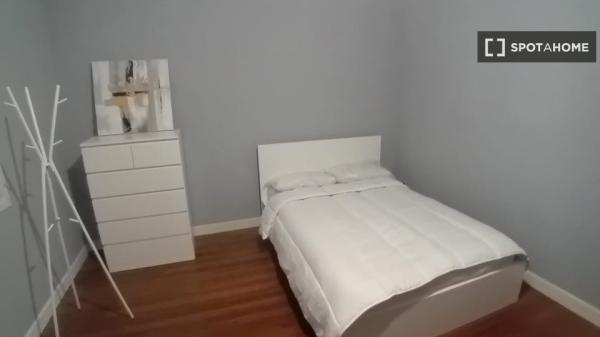 Aluga-se quarto em apartamento de 3 quartos em Bilbao