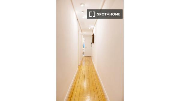 Stylowy pokój w 7-pokojowym apartamencie w Indautxu, Bilbao