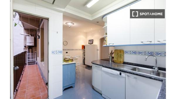 Stylowy pokój w 7-pokojowym apartamencie w Indautxu, Bilbao