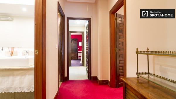 Habitación amueblada en casa de 7 dormitorios en Abando, Bilbao