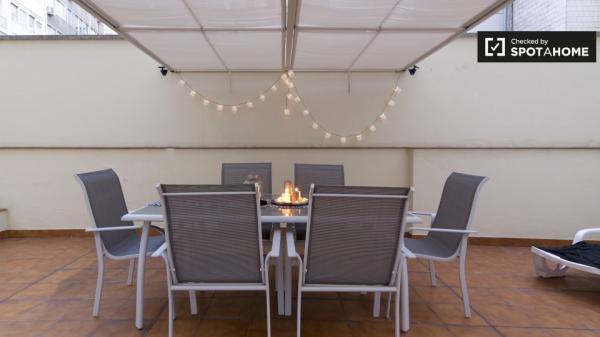 Habitación amueblada en un apartamento de 8 dormitorios en Abando, Bilbao