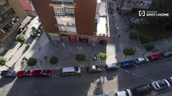 Habitación moderna en apartamento de 3 dormitorios en Begoña, Bilbao