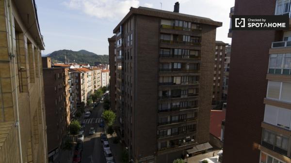 Habitación moderna en apartamento de 3 dormitorios en Begoña, Bilbao