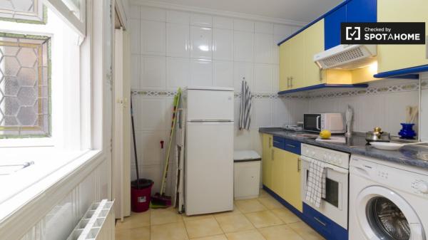 Large rroom in 3-bedroom house in Casco Viejo, Bilbao