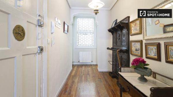 Large rroom in 3-bedroom house in Casco Viejo, Bilbao