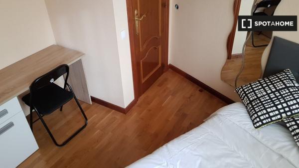 Alugam-se quartos em apartamento de 6 quartos em Alcala De Henares