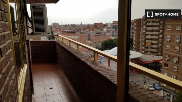 Alugam-se quartos em apartamento de 6 quartos em Alcala De Henares