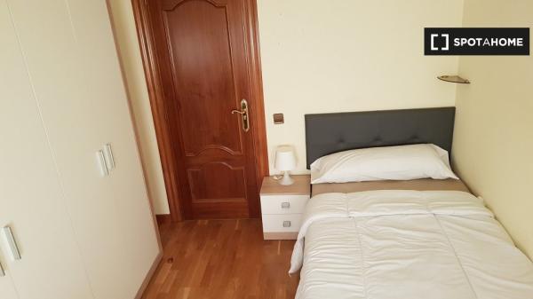 Rooms for rent in 6-bedroom apartment in Alcala De Henares