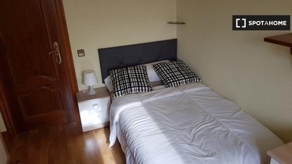 Rooms for rent in 6-bedroom apartment in Alcala De Henares