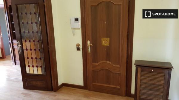 Alugam-se quartos em apartamento de 6 quartos em Alcala De Henares