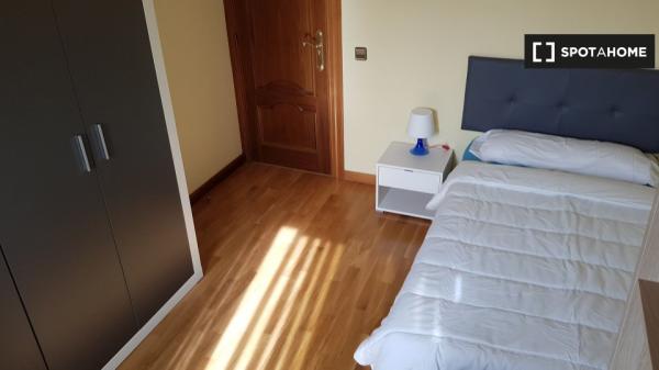 Rooms for rent in 6-bedroom apartment in Alcala De Henares