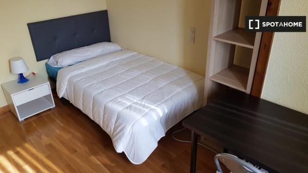 Rooms for rent in 6-bedroom apartment in Alcala De Henares