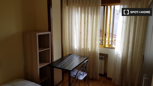 Rooms for rent in 6-bedroom apartment in Alcala De Henares