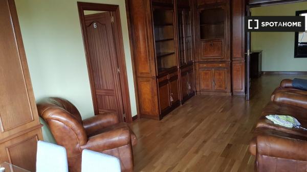 Rooms for rent in 6-bedroom apartment in Alcala De Henares