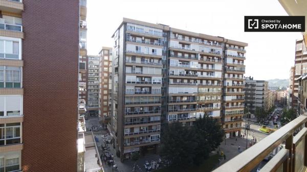 Elegante habitación en un apartamento de 3 dormitorios en Begoña, Bilbao