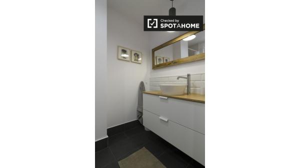 Elegante habitación en un apartamento de 3 dormitorios en Begoña, Bilbao