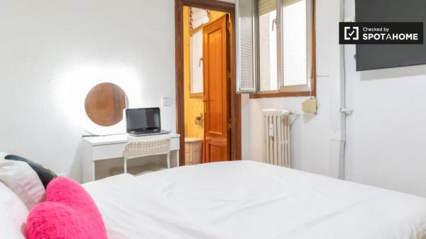 Chambres à louer dans un appartement de 3 chambres à Madrid