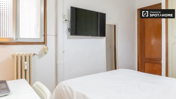 Chambres à louer dans un appartement de 3 chambres à Madrid