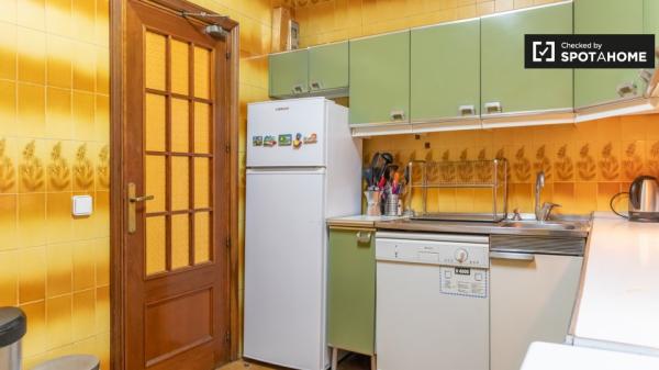 Chambres à louer dans un appartement de 3 chambres à Madrid