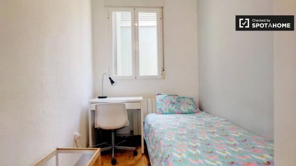 Acogedora habitación en apartamento de 6 dormitorios en Lavapiés, Madrid