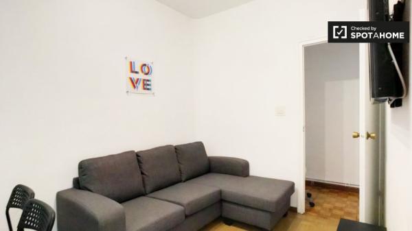 Acogedora habitación en apartamento de 6 dormitorios en Lavapiés, Madrid