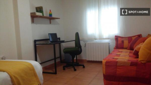 Amplia habitación en un apartamento de 4 dormitorios en el centro de la ciudad de Granada