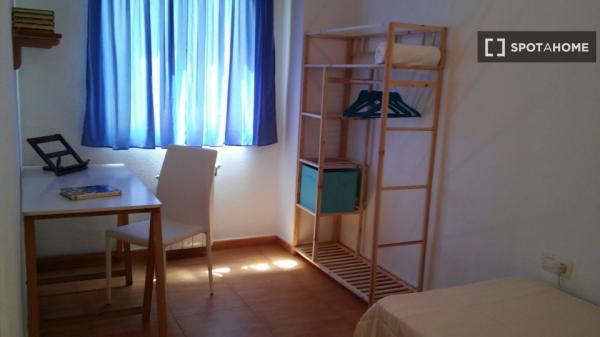 Amplia habitación en un apartamento de 4 dormitorios en el centro de la ciudad de Granada