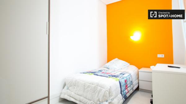 Habitación vibrante en un apartamento de 3 dormitorios en Indautxu, Bilbao