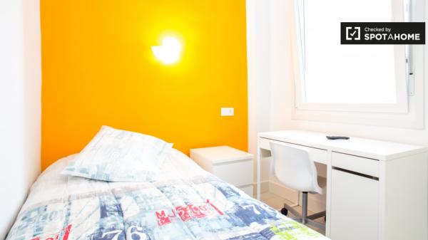 Habitación vibrante en un apartamento de 3 dormitorios en Indautxu, Bilbao